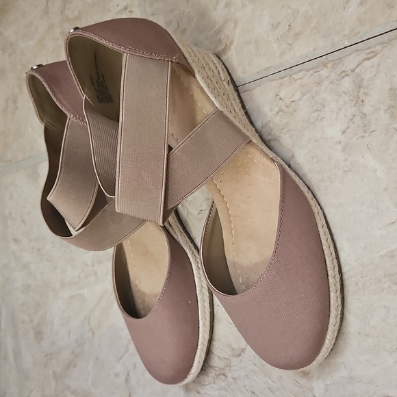 St. John's Bay Brown Cross Strap Rattan Wedges 8.5 NWOT - Picture 4 of 16